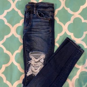 American Eagle dark wash ripped skinny jeans!!